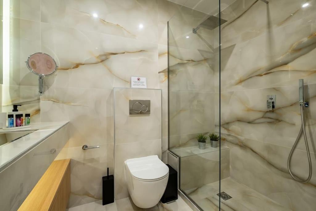 Luxurious In The Heart Of Apartment *